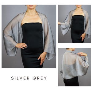 Pode incluir: Um bolero cinza prateado transparente com mangas largas. O bolero &eacute; drapeado sobre um vestido preto. A imagem inclui v&aacute;rias vistas do bolero, mostrando seu design e ajuste. O texto "SILVER GREY" &eacute; exibido na parte inferior da imagem.
