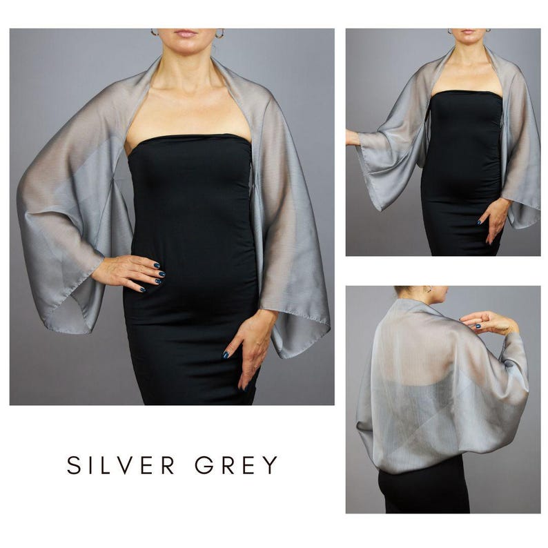 Pode incluir: Um bolero cinza prateado transparente com mangas largas. O bolero &eacute; drapeado sobre um vestido preto. A imagem inclui v&aacute;rias vistas do bolero, mostrando seu design e ajuste. O texto "SILVER GREY" &eacute; exibido na parte inferior da imagem.