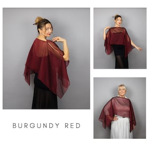 K&ouml;nnte beinhalten: Burgunderroter, durchsichtiger Umhang mit einem geschichteten Design. Der Umhang wird in mehreren Ansichten gezeigt, drapiert &uuml;ber einem schwarzen Oberteil und Rock sowie einem wei&szlig;en Rock. Der Text "BURGUNDY RED" wird unten im Bild angezeigt.