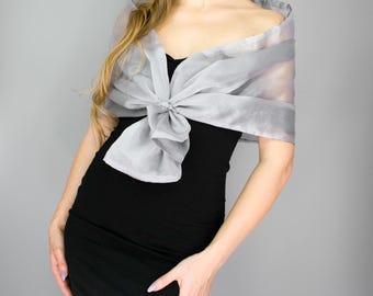 scialle in organza grigio chiaro scialle a portafoglio argento scialle da damigella grigio chiaro sciarpa in organza grigia scialle a passante argento coprispalle da donna in organza