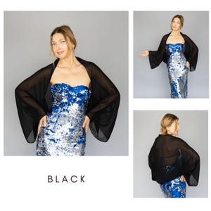 Pu&ograve; includere: Un bolero nero trasparente con maniche ampie &egrave; indossato sopra un abito senza spalline con paillettes. L'abito &egrave; blu e argento. La parola "BLACK" &egrave; scritta in grassetto, in un carattere sans-serif nella parte inferiore dell'immagine.