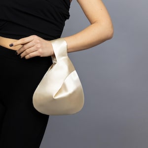 Beige Japanse satijnen knoop tas portemonnee, beige tas, trouwtas, feesttas, minimalistische stijl, minimalistische tas, beige tas, bruidsmeisjes cadeauzakje