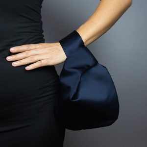 Navy japanische Knoten Satin Tasche Geldbörse, navy blau Tasche, Hochzeit Tasche, Party Tasche, minimalistischen Stil, minimalistische Tasche,marine Geldbörse, Brautjungfern Geschenktasche