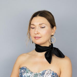 Sciarpa al collo in raso, sciarpa nera, vari colori sciarpa cravatta al collo accessori donna sciarpa quadrata oro altri colori disponibili su richiesta