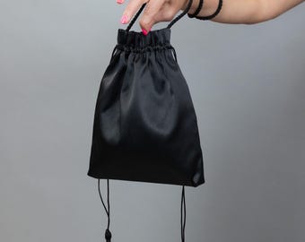 Borsa a tracolla in raso nero con coulisse, elegante pochette da sera con nappine, borsetta da sposa minimalista, chic pochette per cocktail party.