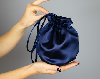 Elégant sac à main bleu marine mariage printemps été sac à main en satin sac à monnaie en satin communion , fête , accessoire de robe bleue , pochette