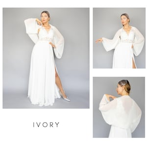 Pu&ograve; includere: Abito da sposa color avorio con gonna fluida e spacco alto. L'abito presenta un delicato corpetto in pizzo ed &egrave; abbinato a un bolero trasparente a maniche lunghe. L'immagine mostra l'abito da diverse angolazioni, evidenziando il suo design elegante.