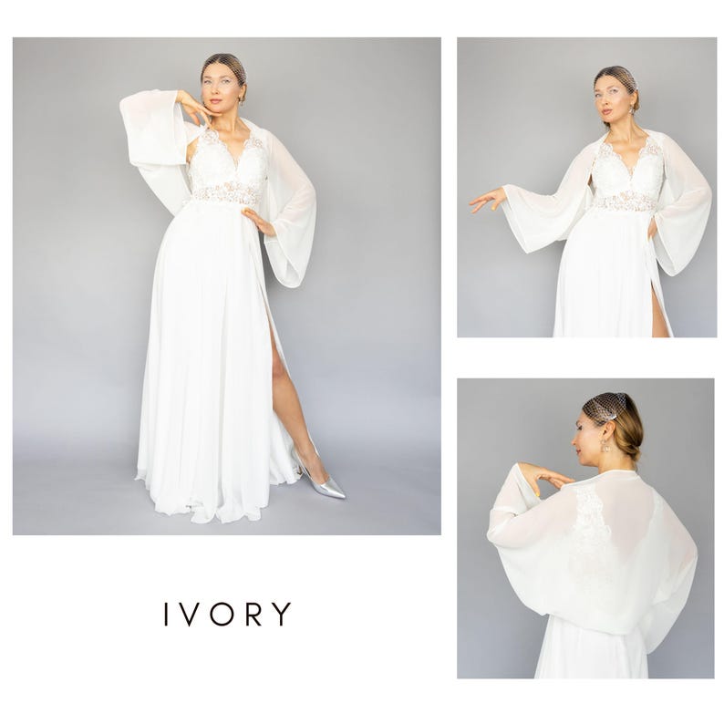 Pu&ograve; includere: Abito da sposa color avorio con gonna fluida e spacco alto. L'abito presenta un delicato corpetto in pizzo ed &egrave; abbinato a un bolero trasparente a maniche lunghe. L'immagine mostra l'abito da diverse angolazioni, evidenziando il suo design elegante.