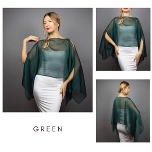 K&ouml;nnte beinhalten: Ein transparentes, smaragdgr&uuml;nes Cape-Top mit Bootsausschnitt und offenen &Auml;rmeln. Es wird mit einem wei&szlig;en Rock kombiniert. Das Wort "GREEN" wird in wei&szlig;em Text am unteren Rand des Bildes angezeigt. Das Model tr&auml;gt das Top.