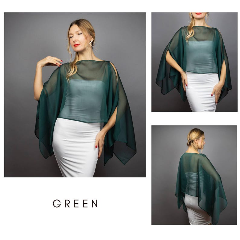 K&ouml;nnte beinhalten: Ein transparentes, smaragdgr&uuml;nes Cape-Top mit Bootsausschnitt und offenen &Auml;rmeln. Es wird mit einem wei&szlig;en Rock kombiniert. Das Wort "GREEN" wird in wei&szlig;em Text am unteren Rand des Bildes angezeigt. Das Model tr&auml;gt das Top.