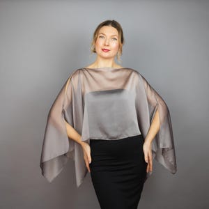Vestido de novia tipo bolero de gasa color gris topo, elegante bolero de noche color topo, capa de noche, capa sobre los hombros, chaqueta color topo, bolero color topo