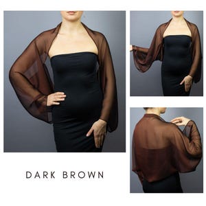 Pu&ograve; includere: Bolero trasparente marrone scuro con maniche lunghe. Il bolero &egrave; mostrato su una persona che indossa un vestito nero. Il testo "DARK BROWN" &egrave; in basso nell'immagine. Il bolero &egrave; realizzato in un tessuto leggero e fluido.