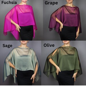 Peut inclure: Quatre ch&acirc;les en mousseline de soie transparente dans diff&eacute;rentes couleurs&nbsp;: fuchsia, raisin, sauge et olive. Les ch&acirc;les sont drap&eacute;s sur des mannequins et ont une coupe ample et fluide.