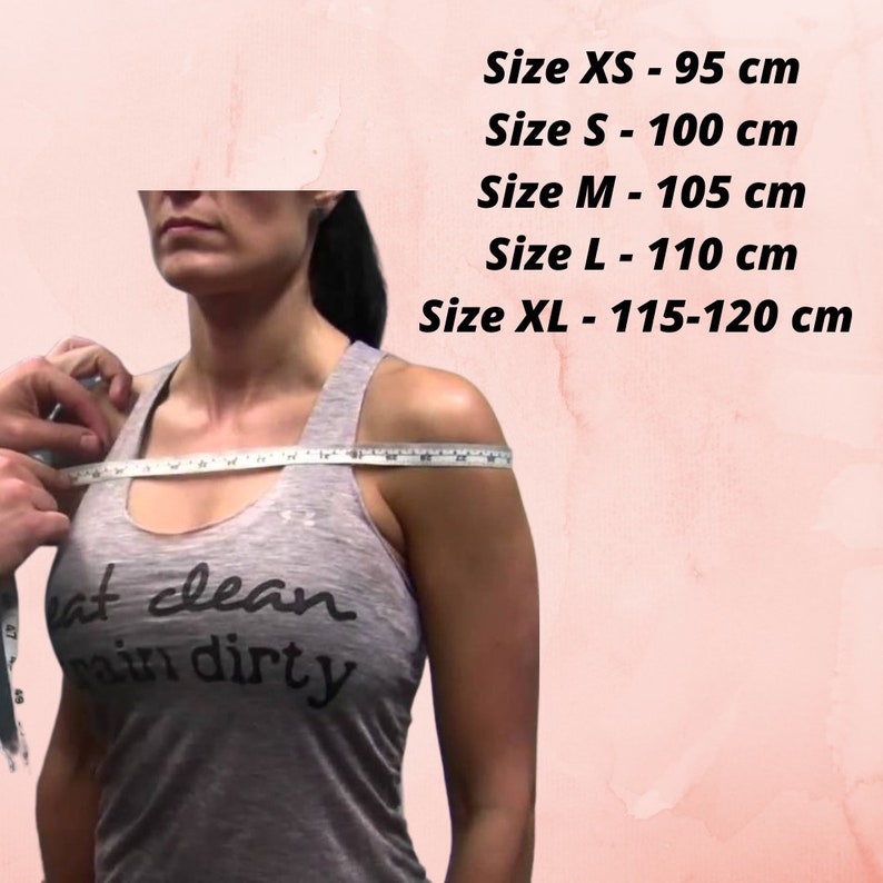 K&ouml;nnte beinhalten: Eine Frau tr&auml;gt ein graues Tanktop mit dem Text "eat clean train dirty" darauf. Sie wird mit einem Ma&szlig;band &uuml;ber den Schultern auf die Gr&ouml;&szlig;e gemessen. Der Text &uuml;ber ihr lautet: "Gr&ouml;&szlig;e XS - 95 cm, Gr&ouml;&szlig;e S - 100 cm, Gr&ouml;&szlig;e M - 105 cm, Gr&ouml;&szlig;e L - 110 cm, Gr&ouml;&szlig;e XL - 115-120 cm."