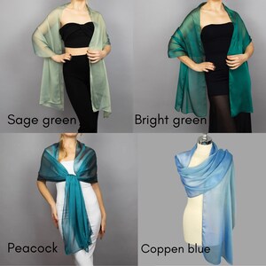 Puede incluir: Cuatro pa&ntilde;uelos transparentes en diferentes colores: verde salvia, verde brillante, pavo real y azul coppen. Los pa&ntilde;uelos est&aacute;n drapeados sobre maniqu&iacute;es.