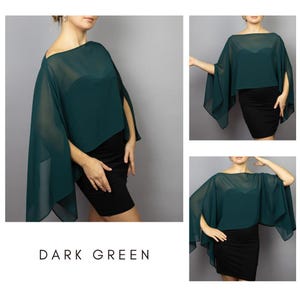 K&ouml;nnte beinhalten: Dunkelgr&uuml;nes Chiffon-Cape-Top mit geteilten &Auml;rmeln, kombiniert mit einem schwarzen Kleid. Das Bild zeigt das Top aus verschiedenen Blickwinkeln und hebt sein flie&szlig;endes Design hervor. Der Text "DARK GREEN" befindet sich unten im Bild.