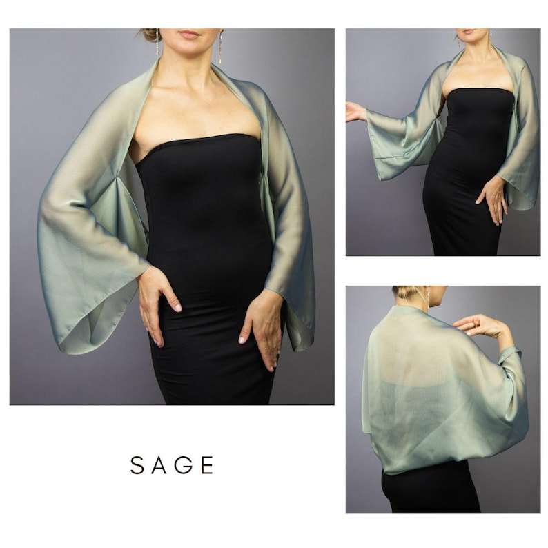 Pu&ograve; includere: Wrap trasparente verde salvia in stile kimono con maniche ampie. Indossato sopra un abito nero. La parola "SAGE" &egrave; stampata in bianco in basso nell'immagine. Il tessuto sembra leggero e fluido.