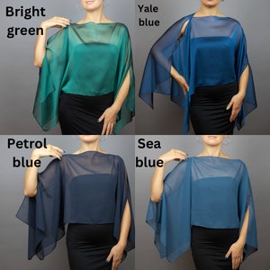 Peut inclure: Quatre ch&acirc;les en mousseline de soie transparente dans diff&eacute;rentes couleurs&nbsp;: vert vif, bleu Yale, bleu p&eacute;trole et bleu mer. Les ch&acirc;les sont drap&eacute;s sur les &eacute;paules d'un mannequin et sont faits d'un tissu l&eacute;ger et fluide.