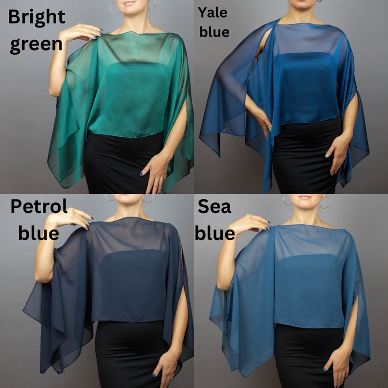 Peut inclure: Quatre ch&acirc;les en mousseline de soie transparente dans diff&eacute;rentes couleurs&nbsp;: vert vif, bleu Yale, bleu p&eacute;trole et bleu mer. Les ch&acirc;les sont drap&eacute;s sur les &eacute;paules d'un mannequin et sont faits d'un tissu l&eacute;ger et fluide.