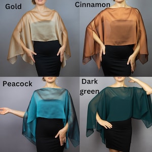 Peut inclure: Quatre ch&acirc;les en mousseline de soie transparente dans diff&eacute;rentes couleurs&nbsp;: or, cannelle, paon et vert fonc&eacute;. Les ch&acirc;les sont drap&eacute;s sur les &eacute;paules d'un mannequin et sont coup&eacute;s &agrave; la taille.