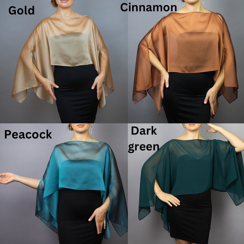Peut inclure: Quatre ch&acirc;les en mousseline de soie transparente dans diff&eacute;rentes couleurs&nbsp;: or, cannelle, paon et vert fonc&eacute;. Les ch&acirc;les sont drap&eacute;s sur les &eacute;paules d'un mannequin et sont coup&eacute;s &agrave; la taille.