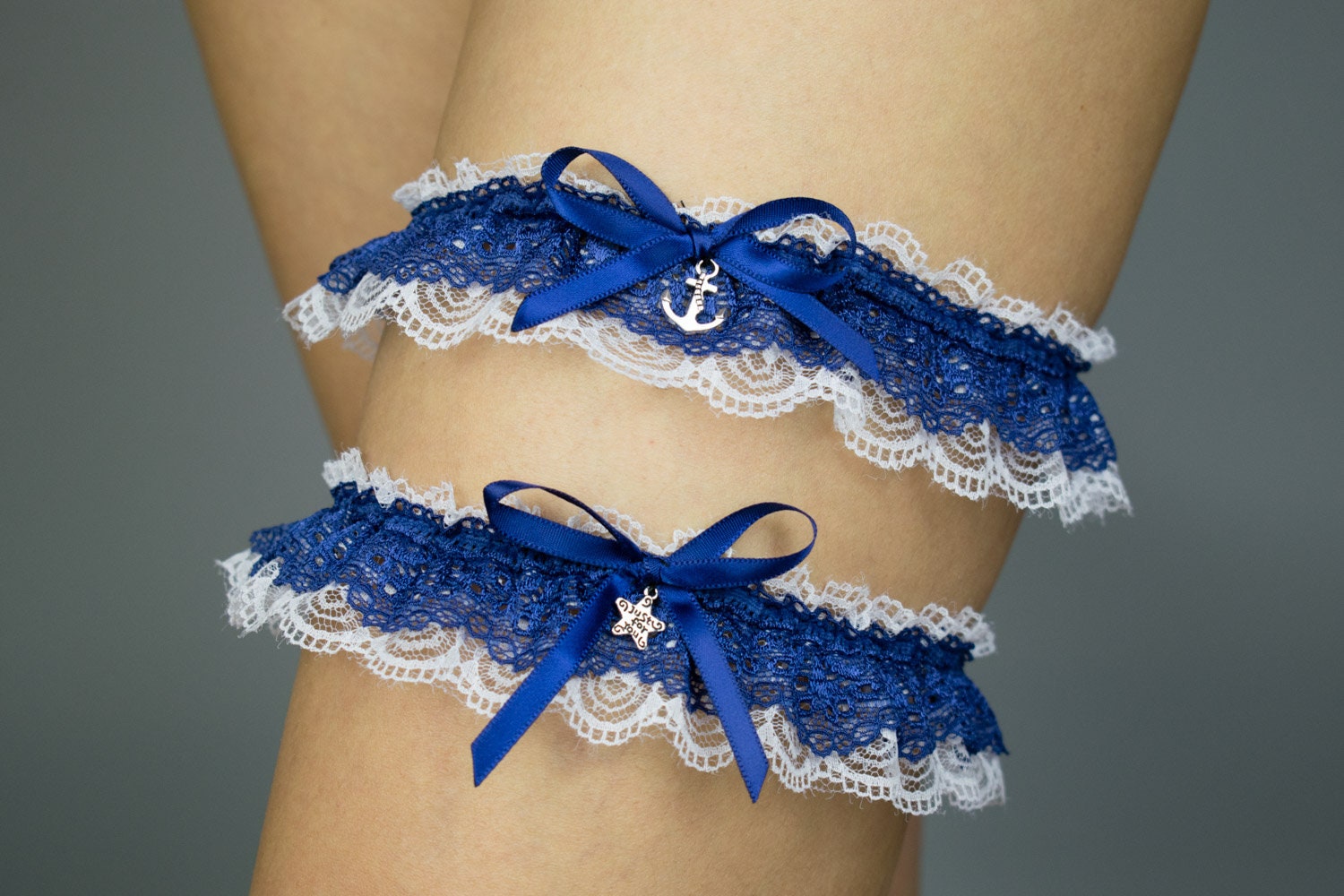 Schönes Strumpfband für Hochzeit Weiße Spitze mit blauem Band und Schleife 