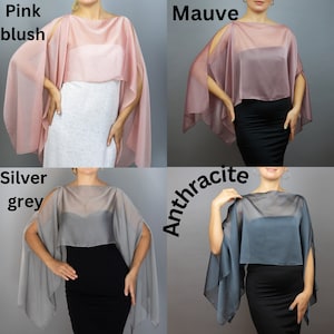 Peut inclure: Quatre ch&acirc;les en mousseline de soie transparente dans diff&eacute;rentes couleurs&nbsp;: rose poudr&eacute;, mauve, gris argent&eacute; et anthracite. Les ch&acirc;les sont drap&eacute;s sur des mannequins portant des robes noires.