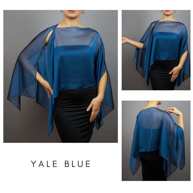 K&ouml;nnte beinhalten: Ein Yale-Blaues, durchsichtiges Cape-Top mit offenen &Auml;rmeln. Das Top ist &uuml;ber einem dunkleren blauen Top geschichtet und mit einem schwarzen Rock kombiniert. Das Bild enth&auml;lt mehrere Ansichten des Tops, die sein Design und seine Form zeigen. Der Text "YALE BLUE" steht unten.