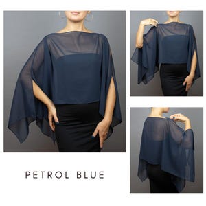 K&ouml;nnte beinhalten: Ein transparentes, petrolblaues Cape-Top mit offenen &Auml;rmeln. Das Top wird mit einem schwarzen Kleid kombiniert. Der Text "PETROL BLUE" wird am unteren Rand des Bildes angezeigt. Das Bild zeigt mehrere Ansichten des Tops.