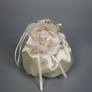 Borsa a mano in raso champagne beige ecru per il tuo matrimonio o comunione, decorata con fiori, damigella d'onore, damigella d'onore