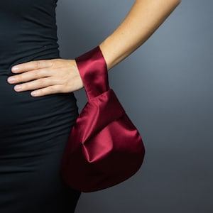 Sac à main bordeaux en satin à noeud japonais, sac bordeaux, sac de mariage, sac de fête, occasion spéciale, sac simple et élégant