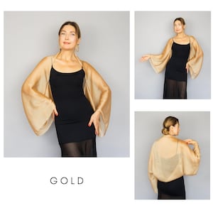 Pu&ograve; includere: Bolero dorato trasparente con davanti aperto e maniche ampie. Indossato sopra un abito nero. La parola "GOLD" &egrave; stampata in un font minimalista in basso nell'immagine. Il bolero &egrave; un capo formale.