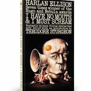Può includere: Un libro con copertina rigida intitolato I Have No Mouth & I Must Scream di Harlan Ellison con un'introduzione di Theodore Sturgeon. La copertina nera presenta un'illustrazione surreale di un volto pallido e distorto con un corno.
