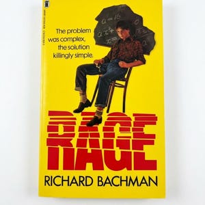 Peut inclure: Un livre de poche vintage intitulé "Rage" de Richard Bachman. La couverture est jaune vif avec un texte rouge en gras. Un jeune homme est assis sur une chaise avec un tableau noir derrière lui. Le tableau noir contient des équations mathématiques et le texte "The problem was complex, the solution killingly simple."