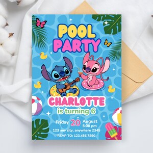 Peut inclure: Une invitation à une fête au bord de la piscine bleue avec les personnages Stitch et Angel. L'invitation comprend le texte "POOL PARTY" et "CHARLOTTE a 6 ans". Des détails supplémentaires incluent la date, l'heure et les informations RSVP.