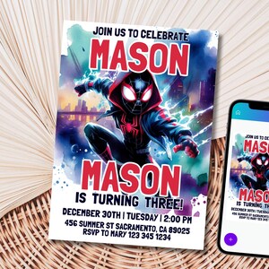 Könnte beinhalten: Eine Geburtstagseinladung mit Superhelden-Thema. Die Einladung lautet "Feiern Sie mit uns Mason" mit dem Namen in großen roten Buchstaben. Die Einladung enthält Datum, Uhrzeit und RSVP-Informationen. Ein Smartphone zeigt dieselbe Einladung an.