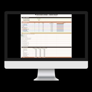 Könnte beinhalten: Ein Computermonitor zeigt eine Tabelle mit dem Titel "Restaurant Opening - Mission Tracker". Das Dokument zeigt Fortschrittsbalken, Aufgabenlisten und Budgetinformationen. Der Gesamtfortschritt beträgt 10/135, mit einem Fertigstellungsgrad von 7%.