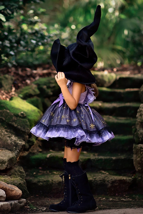 Belle Petite Fille De 3 Ans Portant Un Costume De Sorcière D