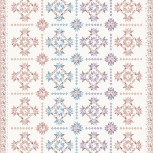 Pode incluir: Um edredom creme com um padrão repetitivo de estrelas e losangos em tons de rosa, azul e roxo. O edredom tem uma borda floral e provavelmente é feito à mão. O design é simétrico e visualmente atraente.