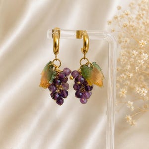 Orecchini a grappolo d'uva in ametista, orecchini pendenti con gemma viola, orecchini a cerchio dorati, gioielli botanici, regalo fatto a mano per lei