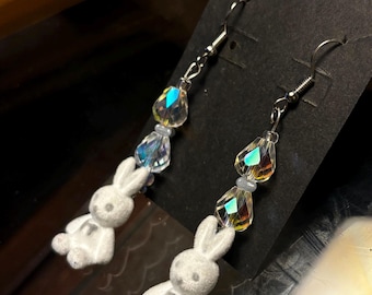 Pendientes colgantes de conejito blanco aterciopelado con cuentas de cristal