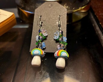 Jasnoniebieskie tęczowe kolczyki z grzybkami i koralikami w kształcie kwiatów – Cottagecore