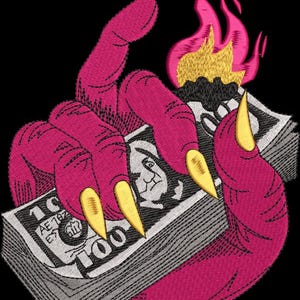 Puede incluir: Diseño bordado de una mano rosa con largas uñas amarillas sosteniendo una pila de billetes de cien dólares. Llamas doradas y rosas se elevan desde la parte superior de los billetes sobre un fondo negro. El diseño tiene un estilo gráfico audaz.