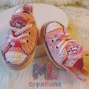 Modelo SILVY elaborado en crochet con detalles tejidos a mano , inspirado el converse all star
