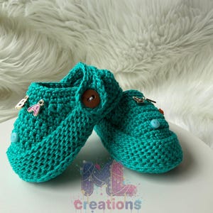 Modelo JURA Crochet Baby Clogs in Teal - 9cm Newborn Size - Handmade Baby Shower Gift - Soft Sole Infant Slippers with Charms -