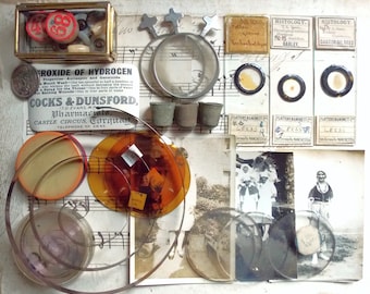 Lot - E, A collection of vintage collectables, components for mixed media art, altered art, assemblage, printer's trays etc. x 30 items