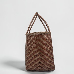 Two-Tone Woven Bucket Bag – ZigZag Chevron Pattern Tote, Artisanal Braided Handbag