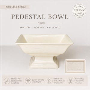 Puede incluir: Un cuenco de pedestal de cerámica color crema con una parte superior cuadrada y una base robusta. El cuenco está etiquetado como "PEDESTAL BOWL" y "ROYAL HAEGER 4673 USA". El diseño se describe como minimalista, versátil y elevado. Adecuado para la decoración del hogar.