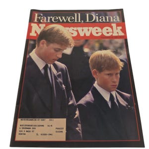 Pode incluir: Uma capa da revista Newsweek de 15 de setembro de 1997, intitulada Farewell, Diana. A capa apresenta uma fotografia de dois jovens com fatos escuros e camisas brancas, com uma etiqueta de envio colada no canto inferior esquerdo da revista.