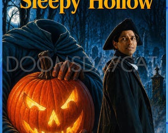 Może przedstawiać: Okładka płyty Blu-ray The Legend of Sleepy Hollow przedstawiająca bezgłową postać w ciemnym płaszczu trzymającą świecącą pomarańczową dynię. Obok postaci stoi osoba w czarnym płaszczu i trójgraniastym kapeluszu. Tekst: Meg Foster i Jeff Goldblum.